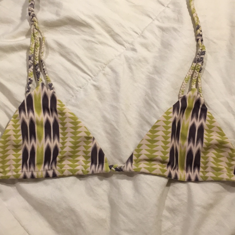 Acacia Locals Top in Arrow